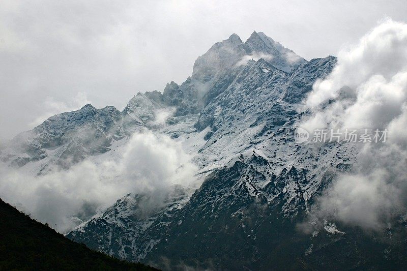 Thamserku山顶上的Dudh Koshi山谷在Solu Khumbu